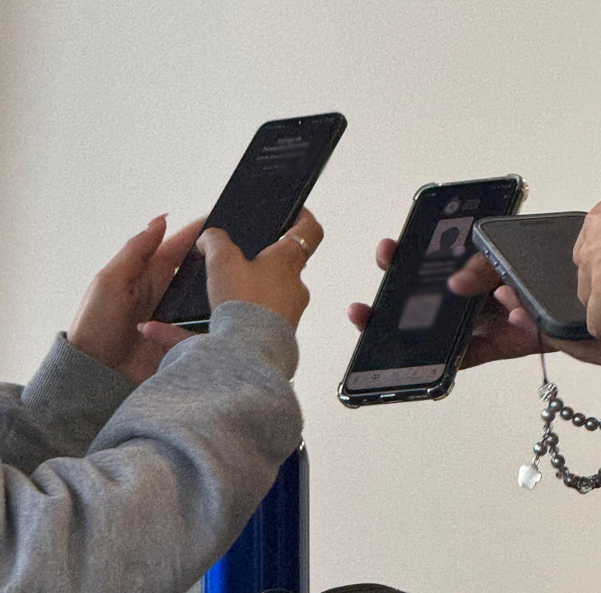 Operadores validando la credencial de un asistente desde la app móvil en el punto de entrega